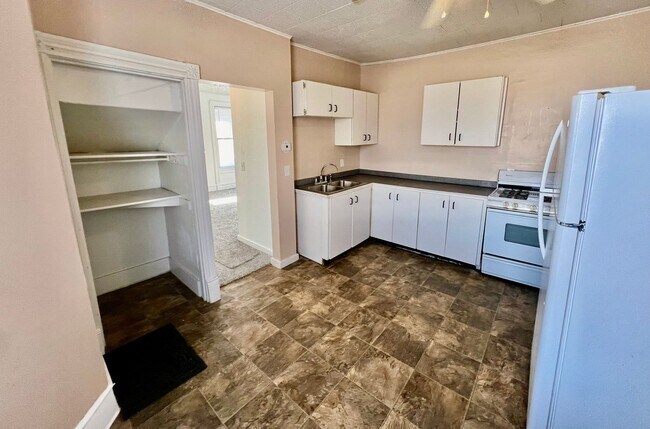 Building Photo - 701 S Center St