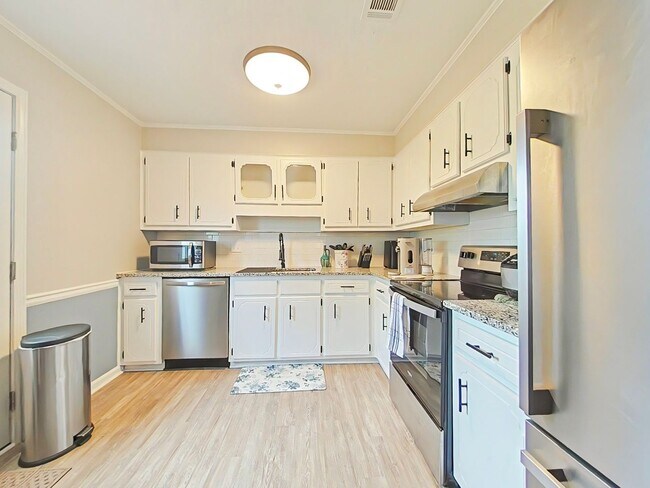 Building Photo - 4 Bedroom Brick Ranch in Woodlake!