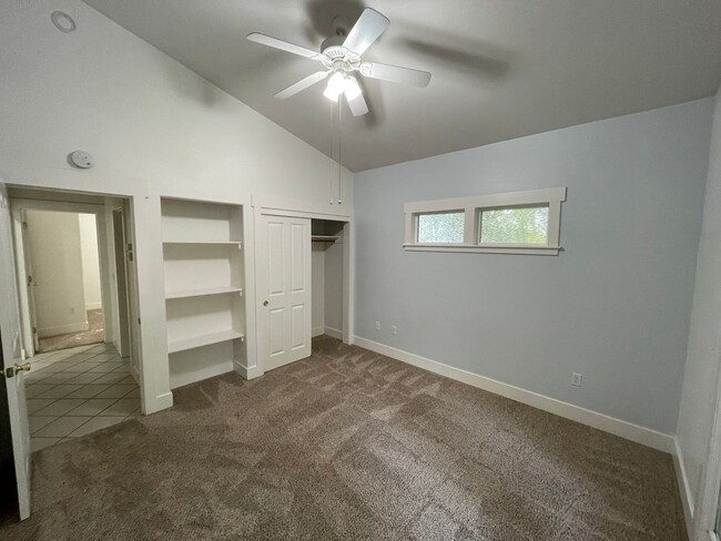 Building Photo - 2 Bedroom 1 1/2 Bath  on Bidwell Park!!