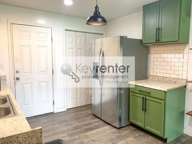 Building Photo - 827 Woodmore Ln