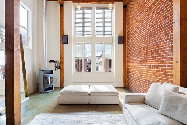 Building Photo - 657 3rd St