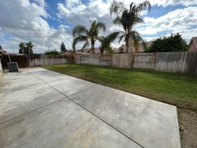 Building Photo - Southwest Bakersfield 4 Bedroom Home