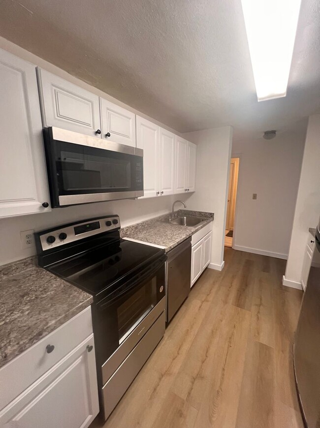 Building Photo - Beautifully Remodeled 3 bedroom Condo in H...