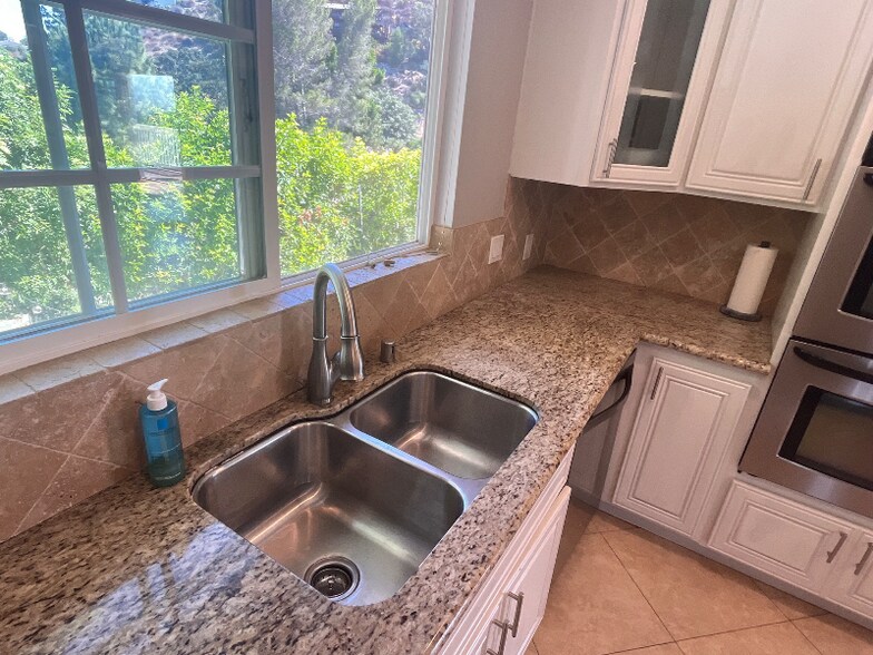 Building Photo - 4275 Crestview Dr