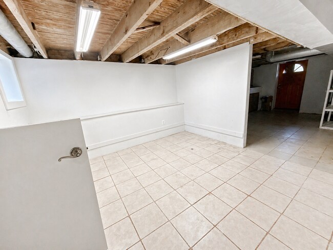 Building Photo - 3 Bedroom Home with Basement, Laundry Area & Bright Living Space