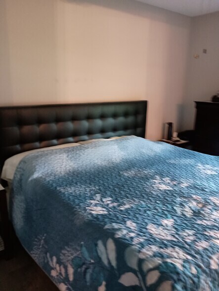 Building Photo - 5527 Oriole Ave