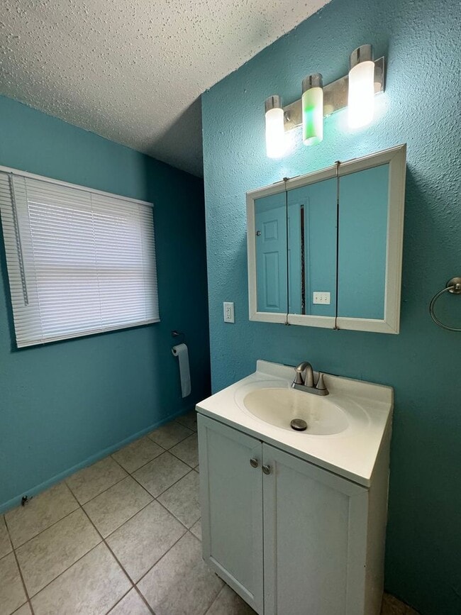Building Photo - Coming Soon: 3 Bedroom Home Near Zoo & Parks!