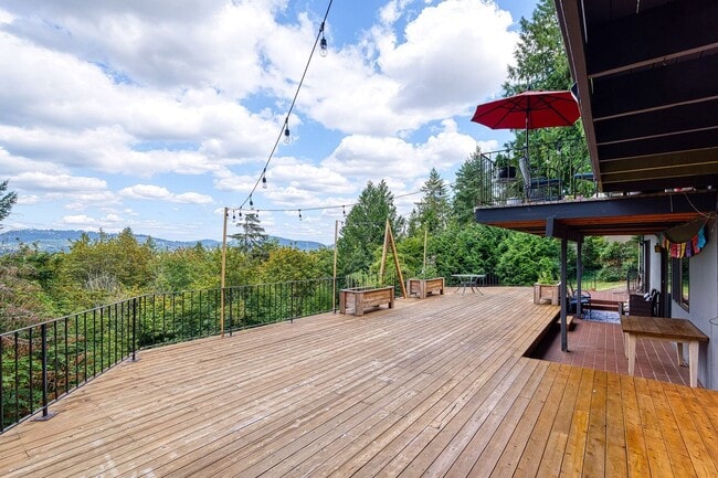 Building Photo - Stunning 1 Bed + Bonus Room/1 Bath Lower-L...