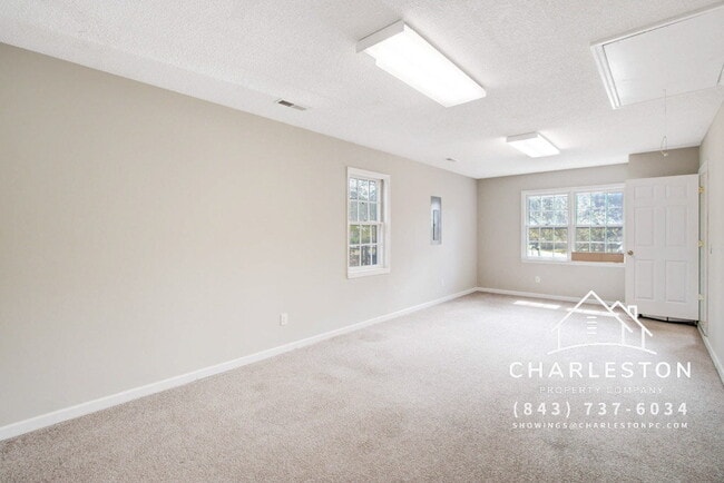 Building Photo - 1860 Piper Dr