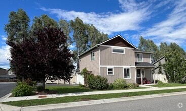 Building Photo - Beautifully constructed! 3 bed/2.5 bath ho...