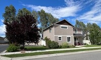Building Photo - Beautifully constructed! 3 bed/2.5 bath ho...