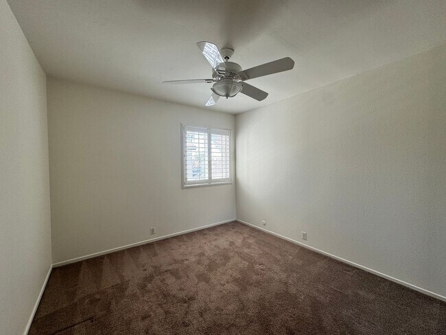 Building Photo - Beautiful bright townhome in Tierrasanta