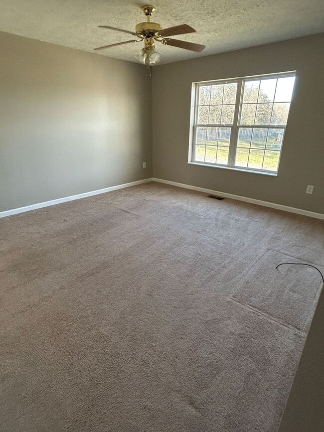 Building Photo - Available 10/01/2025 3 Bedroom 2 bathroom ...