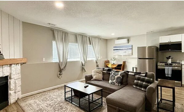 Building Photo - 2Bed / 1 Bath Upper unit w/Fireplace + W/D, water & trash included