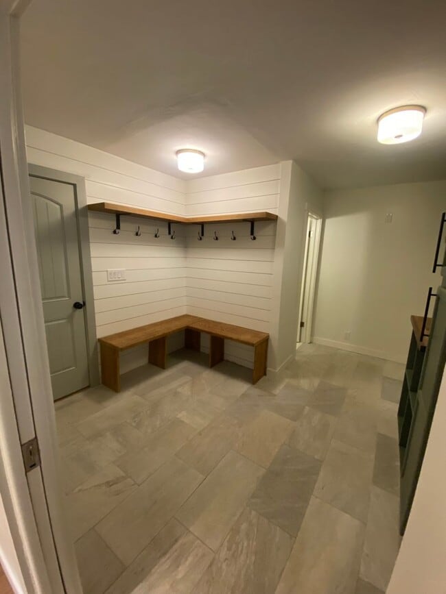 Building Photo - Gorgeous Fully Remodeled 3 Bed 1.5 baths a...