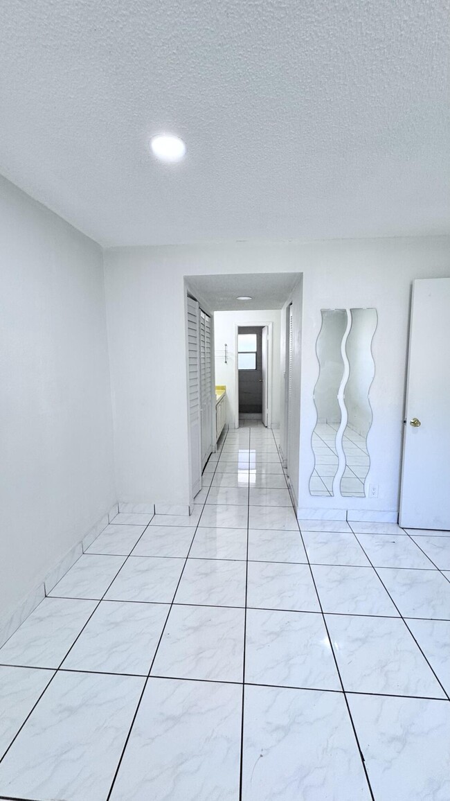 Building Photo - 5535 Lakewood Cir