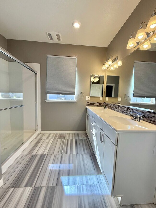 Building Photo - Beautiful 4 Bedroom, 3.5 Bathroom Home in Desirable Communication Hills