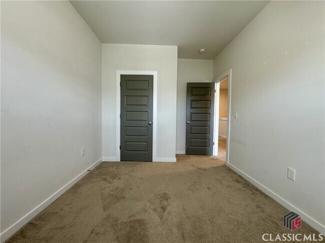 Building Photo - 681 Vincent Dr