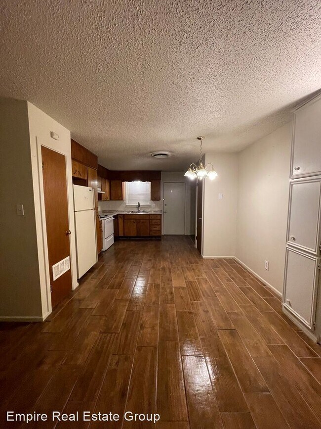 Building Photo - 2 br, 1 bath House - 609 E. Sunset Circle