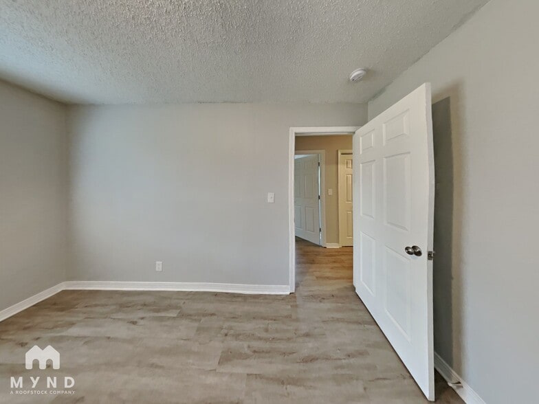 Building Photo - 1729 E Red Bird Ln