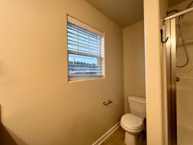 Building Photo - Beautiful 4 Bed, 2.5 Bath Home with Two Car Garage!