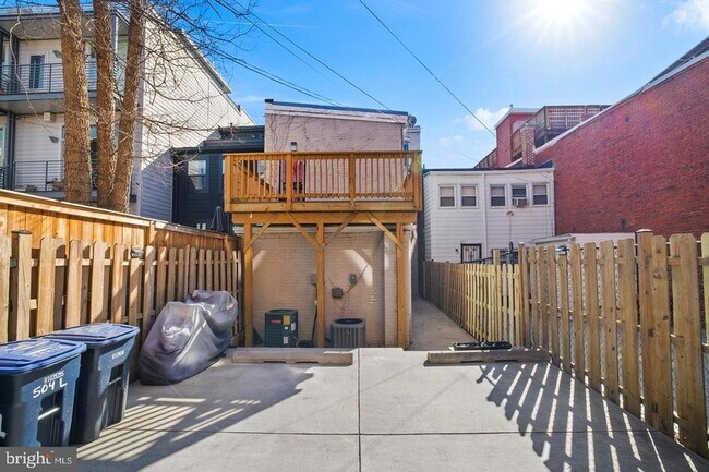 Building Photo - 504 L St NE