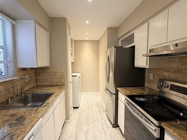 Building Photo - 2800 Jeanetta St