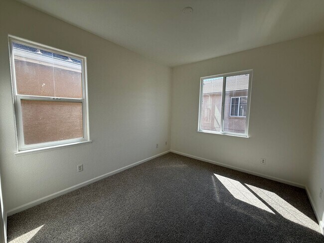Building Photo - 2-story 4bed 2.5bath home available in Nor...