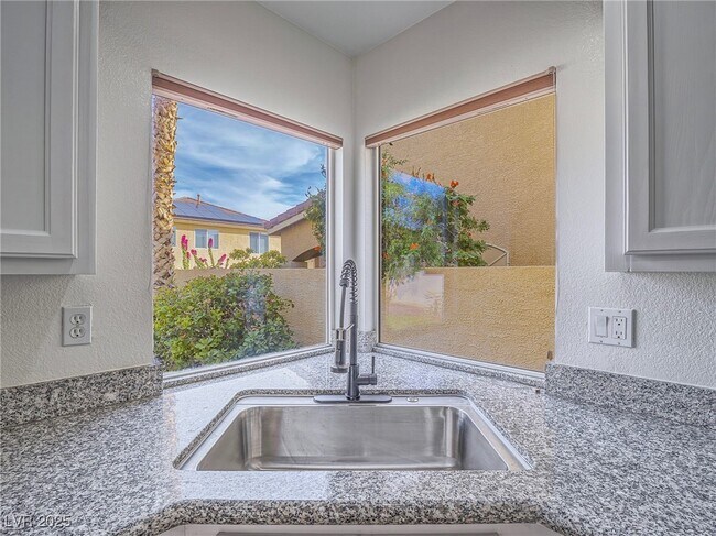 Building Photo - 10898 Carberry Hill St