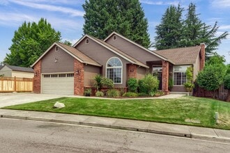 Building Photo - Large East Medford home for Lease!
