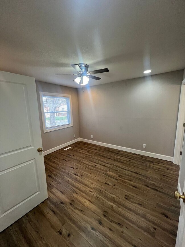 Building Photo - 804 N Oak St