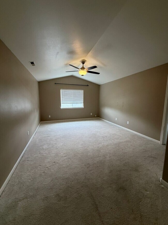 Building Photo - 5207 Villa Dr