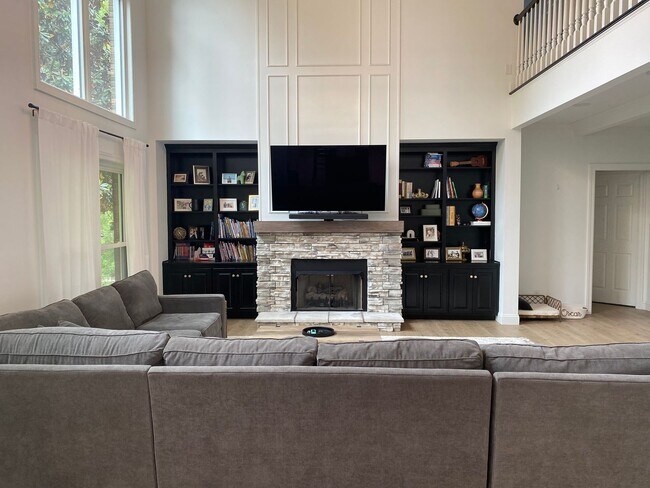 Building Photo - Beautiful Executive Style Home in the Stun...