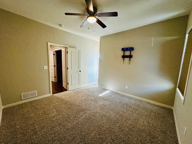 Building Photo - {1095} Modern Townhome Available Immediate...