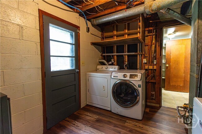 Building Photo - 1037 College Station Rd