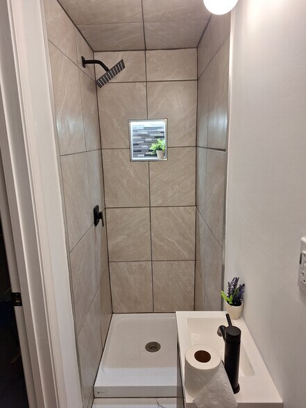 Building Photo - 125 Collins Ave