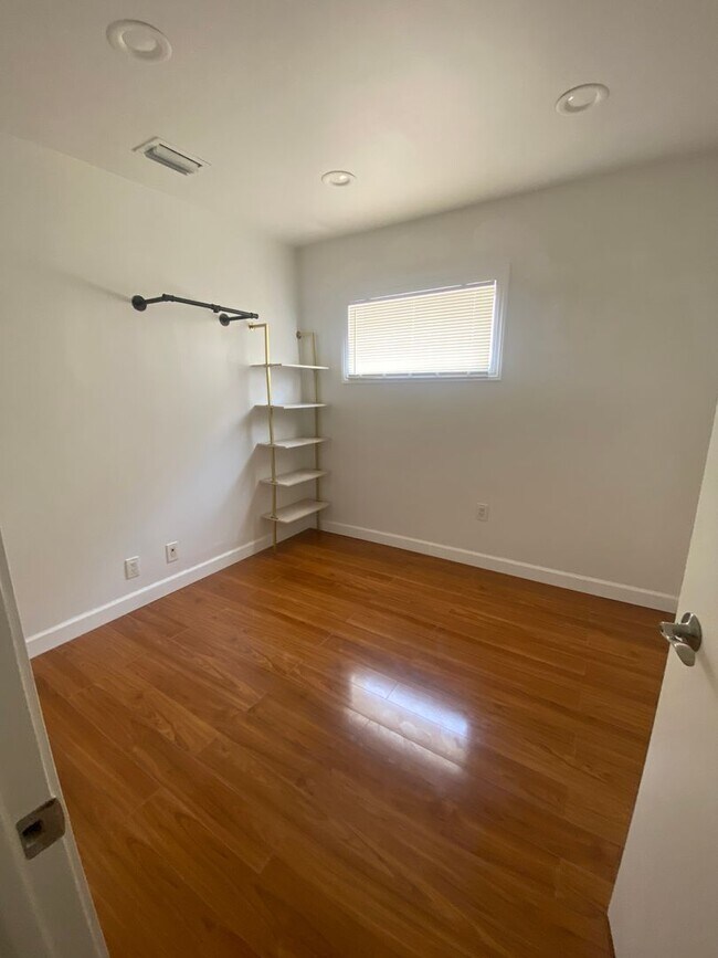 Building Photo - Large house with ample parking, located in Victoria Park, close to US 1 and Broward Blvd.