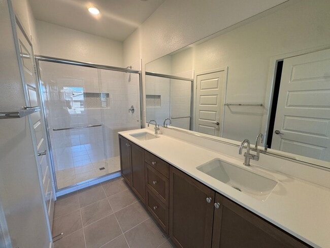 Building Photo - Never-Lived-In, Beautifully Upgraded Three-Story Condo