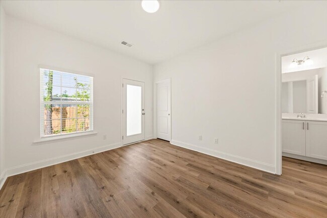 Building Photo - BRAND NEW TOWNHOUSE!!
