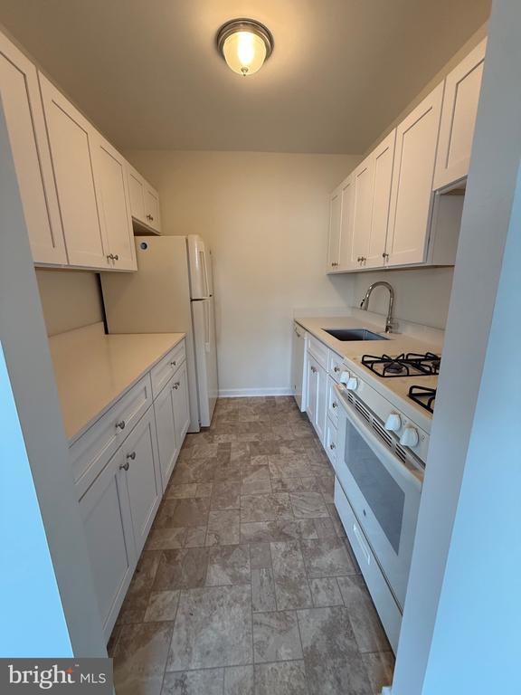 Building Photo - 2754 Hollywood Rd