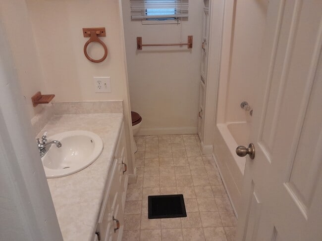 Building Photo - 916 S Christiana Ave