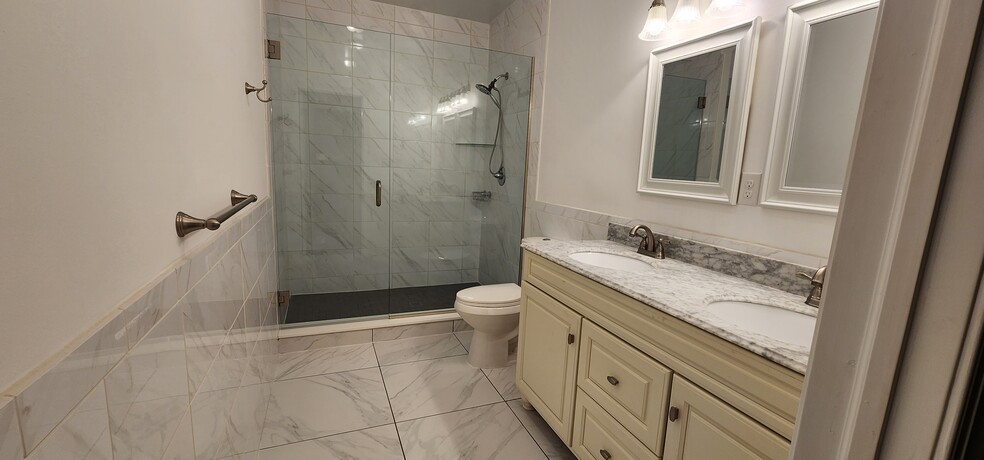 Master Bathroom - 846 Northwestern Ave