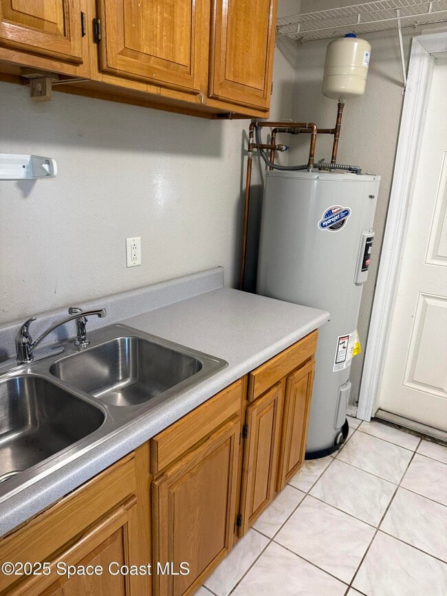 Building Photo - 895 Delano Rd