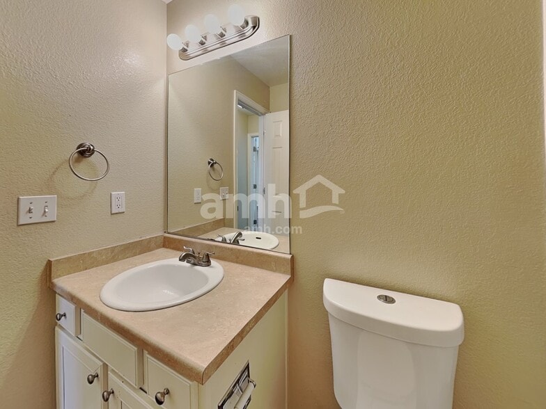 Building Photo - 1135 Legend Oak Dr