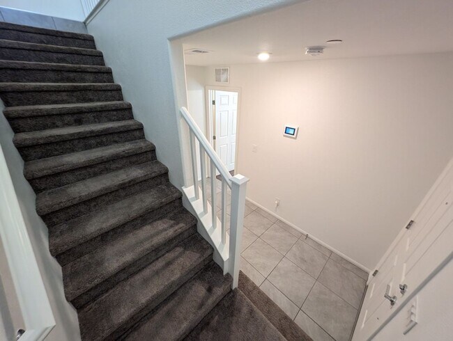 Building Photo - 664 Vetiver Ln