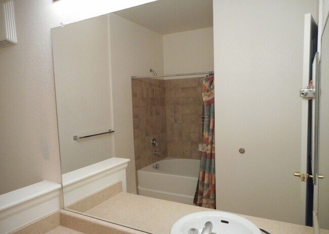 Building Photo - Nice 2 bed 2 bath near DIA in gated community