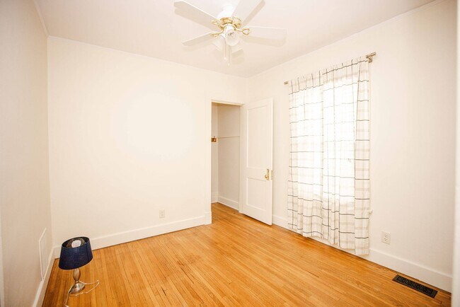 Building Photo - 1554 Oak St
