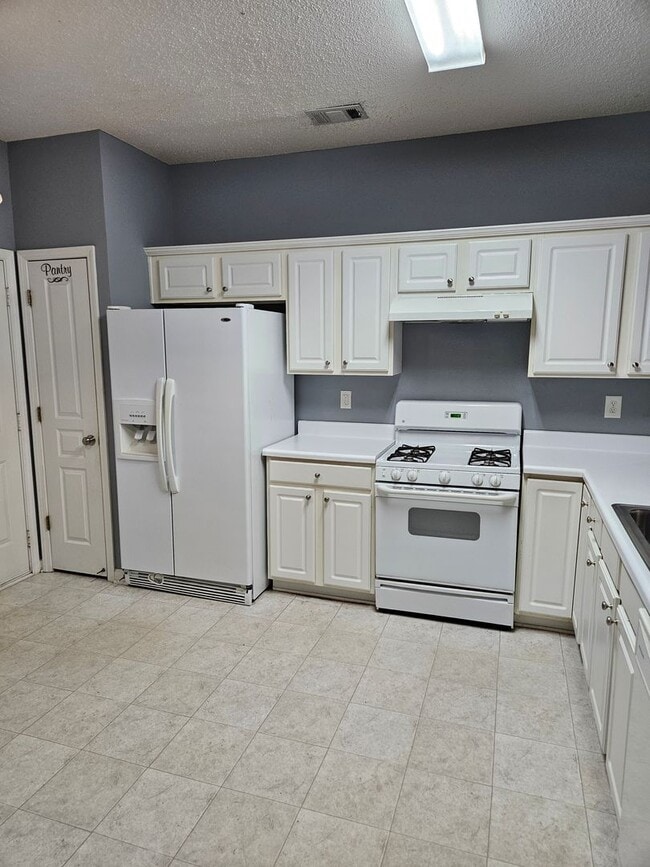 Building Photo - Rare 3 bed 2.5 bath Townhome home located ...