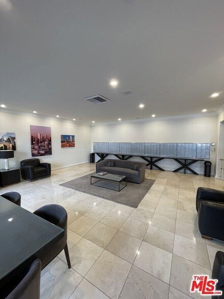 Building Photo - 600 W 9th St