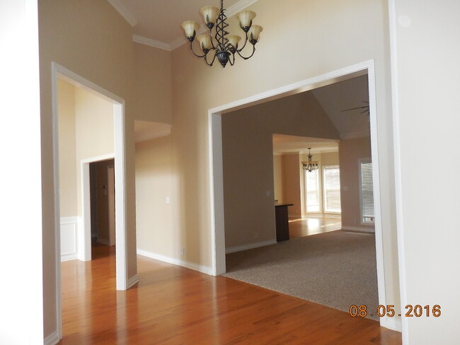 Building Photo - Lage 3 Bedroom  2 1/2 Bath Pet Friendly Home For Rent